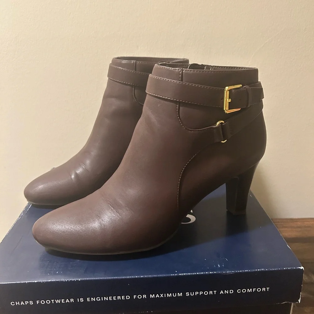 NiB Women's Chaps Sz 10 Cassady Brown High Heel Ankle Boots Faux Buckle Side Zip